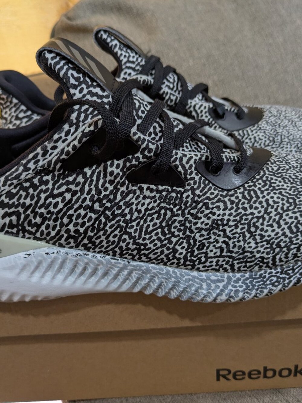 Adidas AlphaBounce Motion Capture Black & White Size 10.5 US Overall Dood Condit